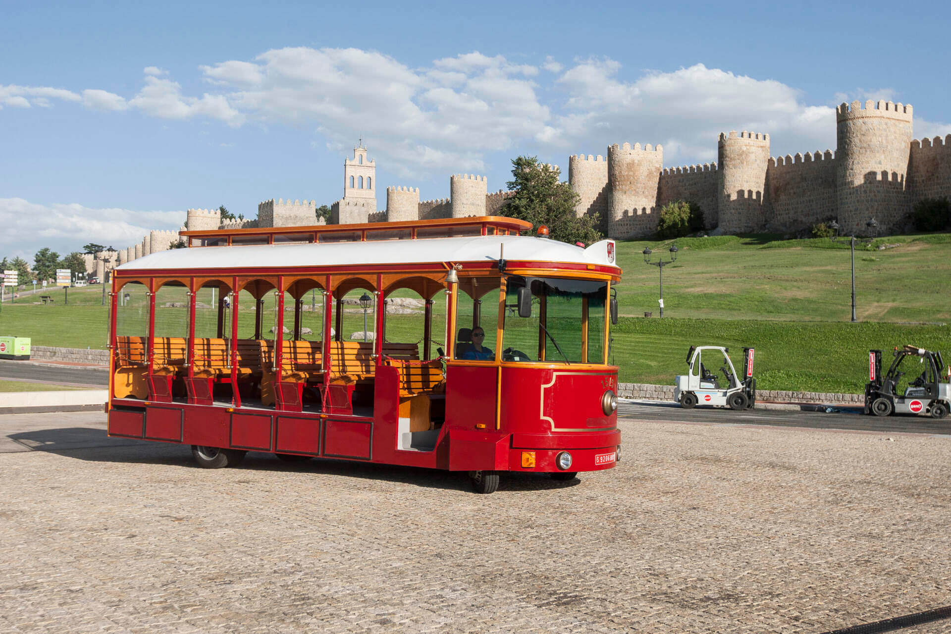 Tren turístico con vista de la Muralla de fondo