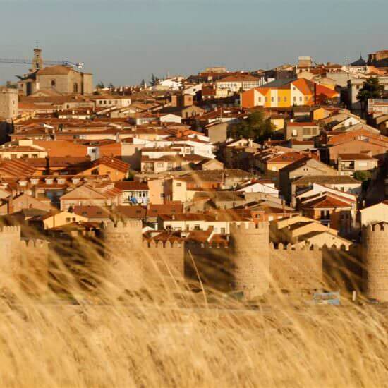 Vista a la muralla medieval de Ávila