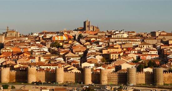 Vista a la muralla medieval de Ávila