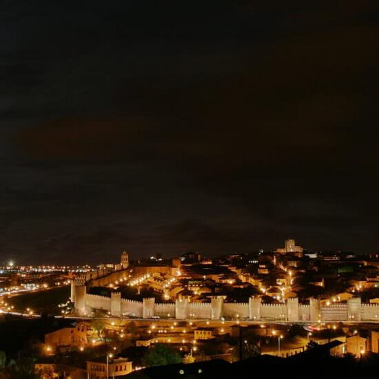 Vistas de la Muralla de Ávila de noche