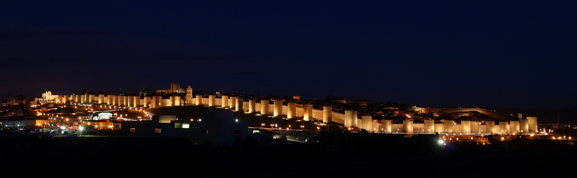 Vista nocturna de la Muralla de Ávila