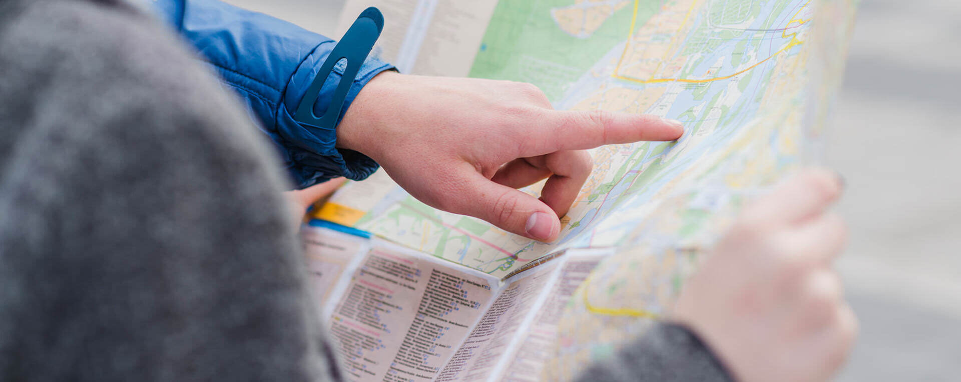 Persona señalando en un mapa