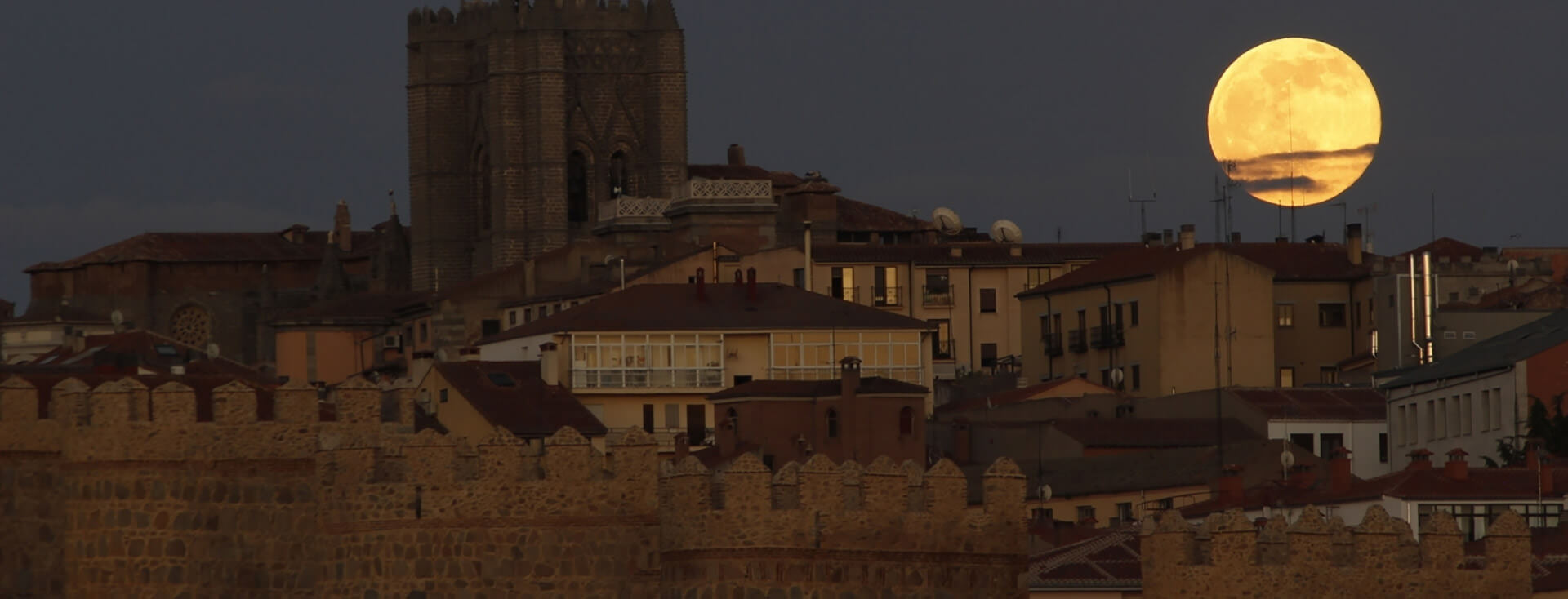 Vista nocturna de la Muralla de Ávila